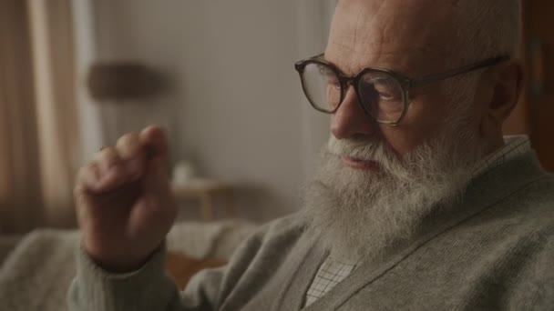 Gözlüklü Düşünceli Büyükbaba Laptopta Içeride Çalışıyor Kıdemli Girişimci Kararları — Stok video