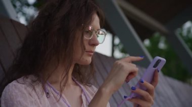 Gözlüklü Öğrenci Akıllı Telefona Bakıyor, Kıvırcık Kadın Akıllı Telefondan Kaydırıyor