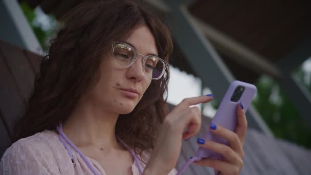 Donna Riccia Che Naviga Online Utilizzando Smartphone Viola Nel Parco — Video Stock