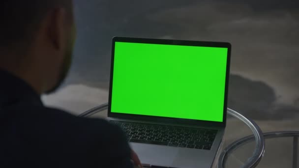 Geschäftsmann Mit Grünem Bildschirm Laptop Über Der Schulter Büro — Stockvideo