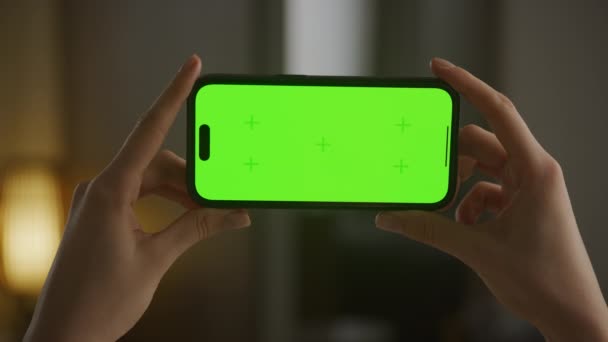 Mani Tenendo Orizzontale Schermo Verde Smartphone Pov Chroma Chiave Smart — Video Stock