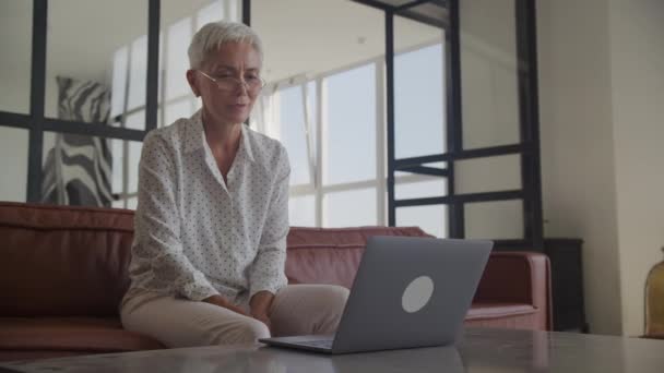 Unternehmerin Aus Dem Mittleren Alter Spricht Videoanruf Mit Laptop Büro — Stockvideo