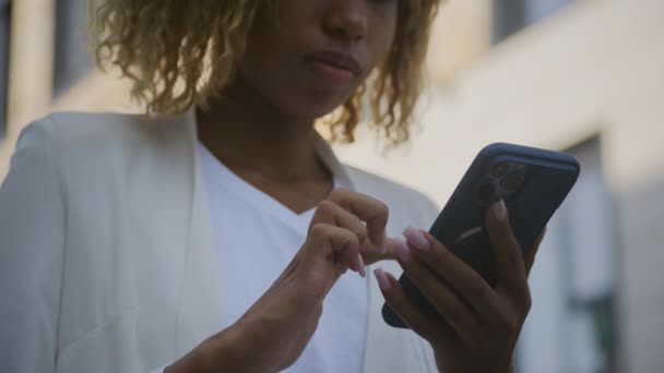Tanımlanamayan Kadın Smartphone Çevrimiçi Tarayıcıcomment — Stok video