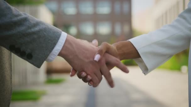 Übereinkunft Handschlag Diverse Menschen Begrüßen Business Deal Hautnah — Stockvideo