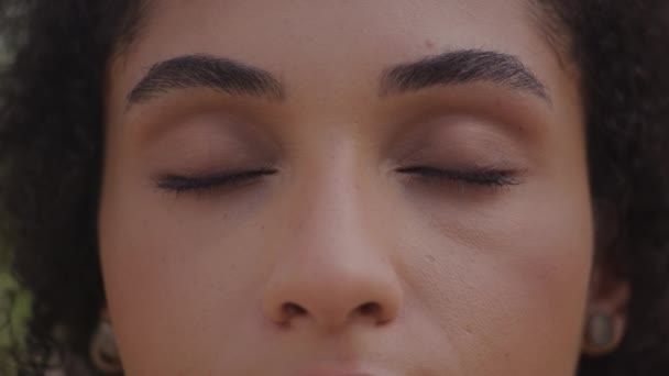 Kadın Gözler Aşırı Yakın Kapalı — Stok video