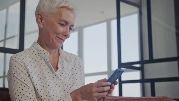 Сообщение Пожилой Женщины Помощью Смартфона Офисе Сообщение Зрелой Леди Смартфоне — стоковое видео