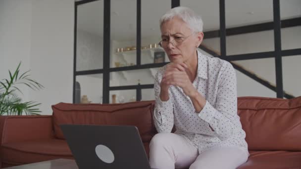 Mulher Madura Choque Senhora Sênior Lendo Más Notícias Laptop Interior — Vídeo de Stock
