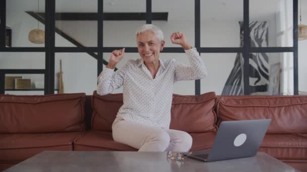 Reif Lehrer Celebrating Job Angebot Drinnen Senior Frau Screaming — Stockvideo