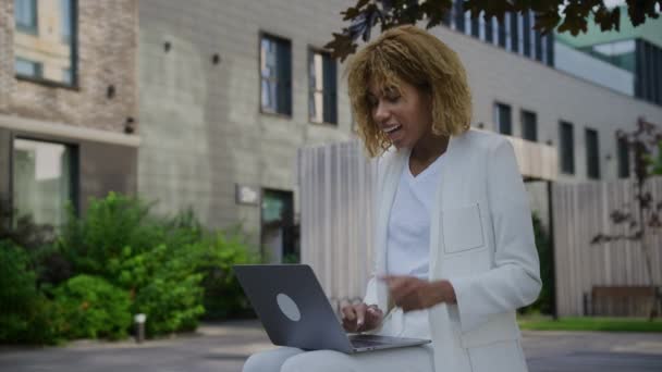 在户外使用笔记本电脑 女商人庆祝成就或国外好消息的妇女获得工作机会 — 图库视频影像