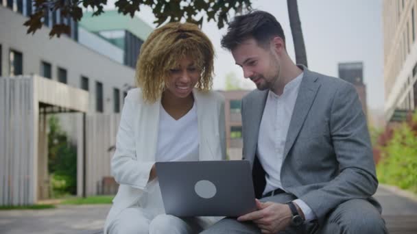 Dois Colegas Discutindo Projeto Inicialização Laptop Livre Empresária Empresária Conversando — Vídeo de Stock
