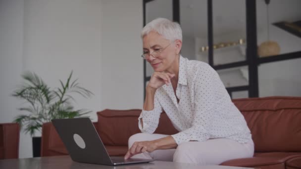 Mosolygós Senior Woman Browsing Online Használata Laptop Beltéri Érett Üzletasszony — Stock videók