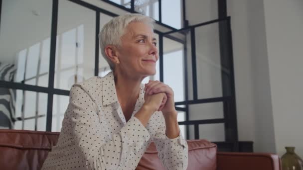 Senior Businesswoman Aspirations Close Schwenken Reife Erwachsene Frau Gesicht Lächelnd — Stockvideo