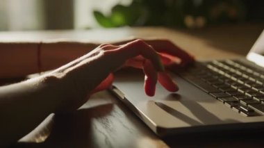 Kadın Elleri Laptop Dokunmatik Defterine Yana Kaydırıyor Bilgisayarda Tanınmayan Kişi Taraması