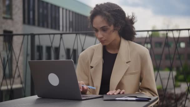 Kobieta Pracuje Nad Raportem Pomocą Laptopa Zewnątrz Businesswoman Przewiń Przesuń — Wideo stockowe