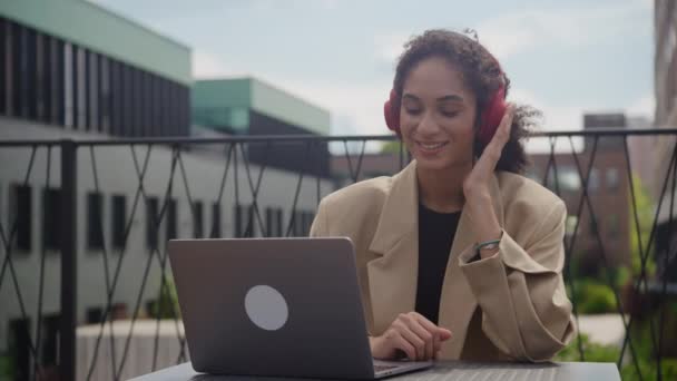 Vrouw Luisteren Naar Muziek Zingen Koptelefoon Met Behulp Van Laptop — Stockvideo