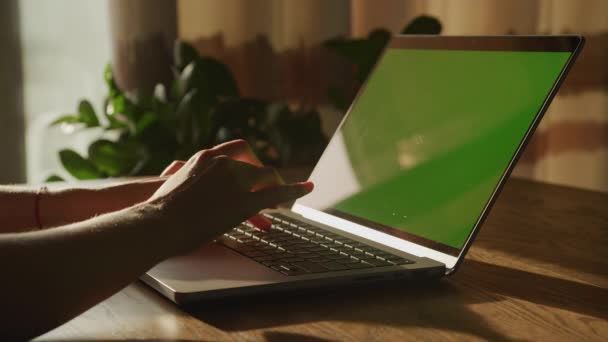 Nerozpoznatelné Ženské Ruce Psaní Zelené Obrazovce Laptop Klávesnice — Stock video