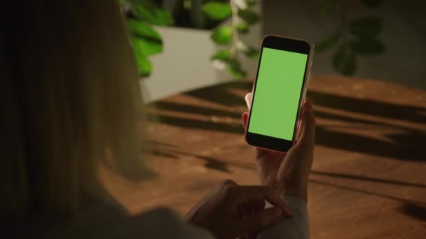 绿色屏幕智能手机上的单卷滑道关闭 无法识别的妇女在铬键垂直智能手机上擦拭 — 图库视频影像