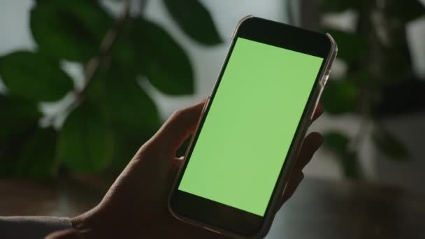 Πράσινη Οθόνη Smartphone Close Γυναικεία Χέρια — Αρχείο Βίντεο