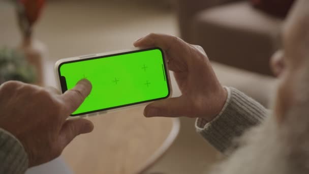 Senior Man Scroll Green Screen Smartphone Indoors Shoulder View Kakek — Stok Video