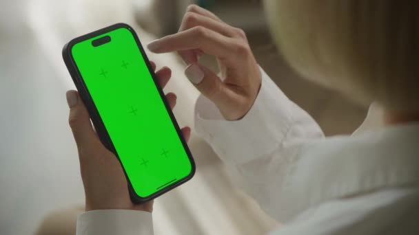 Solo Desplazamiento Clic Pantalla Verde Smartphone Interior Mujer Irreconocible Que — Vídeo de stock