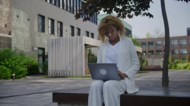 Beyaz Takım Elbiseli İş Kadınları İnternetten İş Bulma Merkezi Parkı 'nda Laptop Kullanıyor