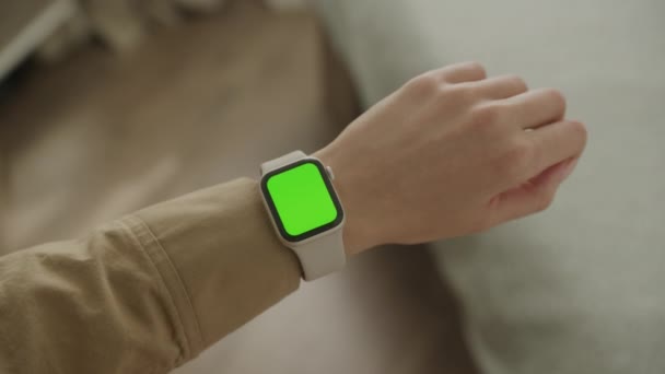 Reloj Inteligente Pantalla Verde Muñeca Dejando Marco Pov — Vídeos de Stock