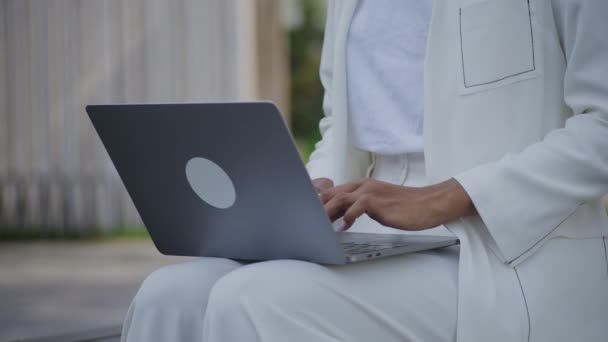 Mulher Digitando Laptop Fechar Livre Empresária Trabalhando Computador Terno Branco — Vídeo de Stock