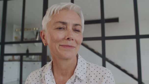 Senior Kvinna Ler Närbild Porträtt Mogen Dam Tittar Kameran Inomhus — Stockvideo