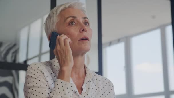 Olgun Kadın Telefon Görüşmesi Çerde Kadını Ofiste Akıllı Telefon Kullanıyor — Stok video