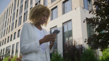 Akıllı Telefondan Yazan Kadın Açık Hava, Düşük Görüş İş Kadını Cep Telefonundan Mesaj Yazıyor