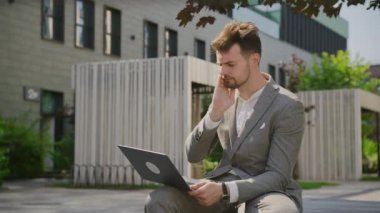 Başı dertte olan iş adamı laptopta kötü haberler okuyor, mali krizdeki adam.