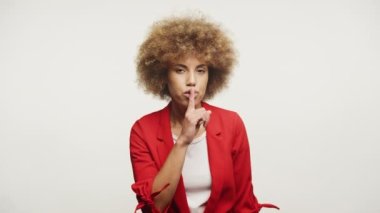 Beyaz Arkaplanda Sessizlik Gösteren Kadın, İş Kadını Shhh İşaret İşareti