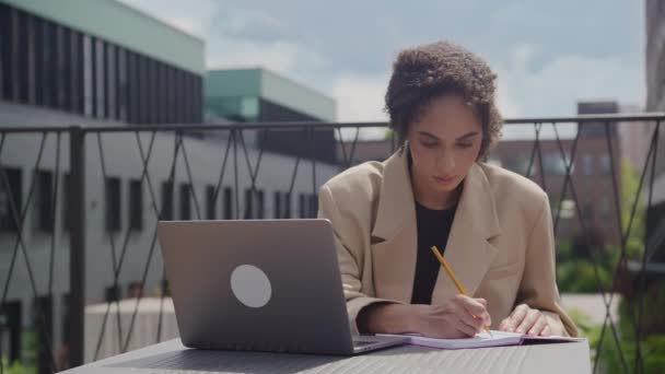 Bizneswoman Dokonywanie Notatek Praca Laptopie Centrum Miasta Kobieta Pisanie Notatniku — Wideo stockowe