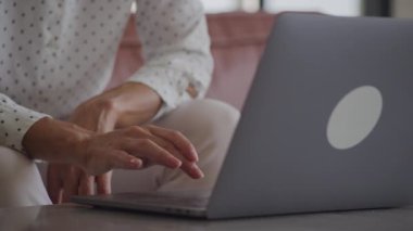 Yaşlı Kadın Elleri Laptop Dokunmatik Defterine Bakıyor. Yakından, Kıdemli Yetişkin Kadın Kırışık Kollarında Sörf Yapıyor.