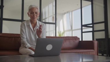 Video 'da Olgun Kadın Konuşuyor ve Kapalı Kapılar' da Hoşçakal Diyor
