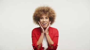 Şaşırmış Kadın Çığlık Atıyor Beyaz Arkaplanda, Pozitif İş Kadını Kırmızı Elbiseli İyi Haberler Aldı