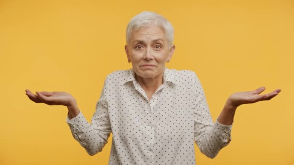 Perempuan Senior Bahu Bahu Mengangkat Mengatakan Saya Tidak Tahu Gerak — Stok Video