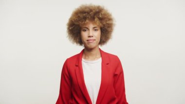 Beyaz Arkaplanda Gülümseyen Kıvırcık Kadın Kırmızı Takım Elbiseli Kadın