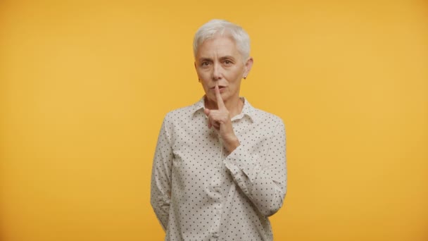 Mujer Madura Mostrando Gesto Del Silencio Fondo Amarillo Empresario Edad — Vídeo de stock