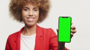 Kırmızı Giysili Kadın Yeşil Ekran Akıllı Telefonu Beyaz Arkaplanda, Kıvırcık İş Kadını Krom Anahtarlı Akıllı Telefonu Gösteriyor