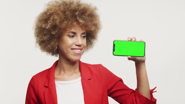 Mujer Sosteniendo Horizontal Green Screen Smartphone Sobre Fondo Blanco Mujer — Vídeos de Stock