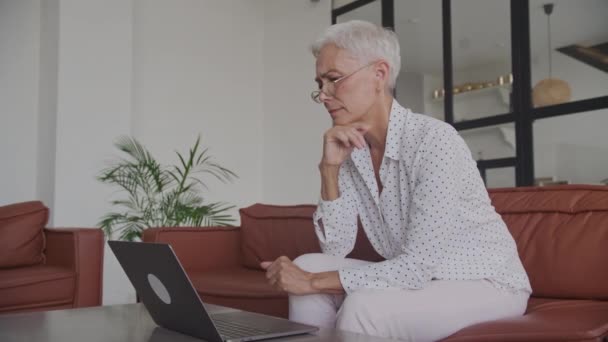Pensive Mature Woman Läsa Dåliga Nyheter Laptop Inomhus Senior Affärskvinna — Stockvideo