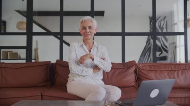 自信成熟的女企业家形象在办公室 成功的老年女企业家看着相机微笑 — 图库视频影像
