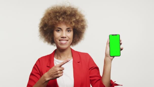 Kvinna Peka Grön Skärm Smartphone Vit Bakgrund Affärskvinna Håller Chroma — Stockvideo