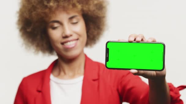 Mulher Segurando Horizontal Tela Verde Smartphone Fundo Branco Empresária Mostrando — Vídeo de Stock
