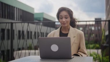 Kadın Uzaktan Görüntü Konferansı Çağrısında Laptop Bilgisayarını kullanarak Uzaktan Çalışma