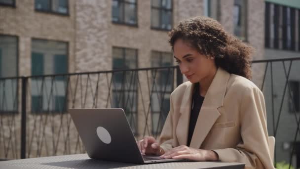 Kobieta Przeglądająca Online Pomocą Laptopa Zewnątrz — Wideo stockowe