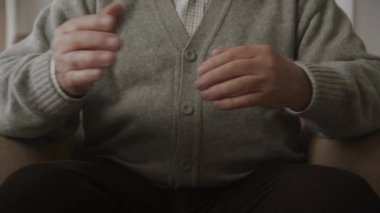Kollarını kavuşturan kıdemli adam Yaklaş, Büyükbaba Kırışık Eller