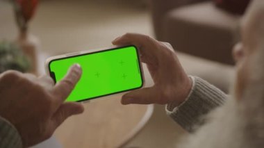 Omuz İçi Görünümü Üzerine Yatay Yeşil Ekran Akıllı Telefonu Üzerine Yaşlı Adam Kaydırma