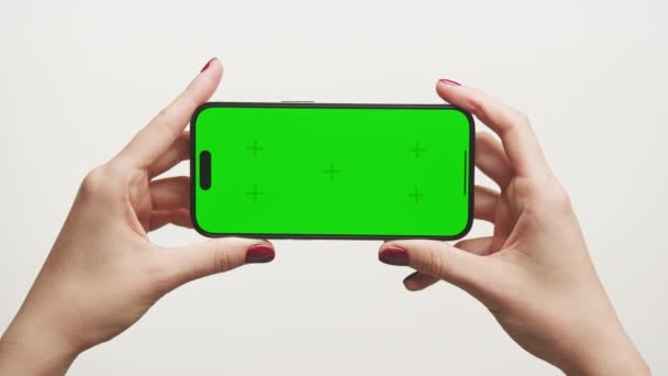 Zoom Πράσινο Οθόνη Smartphone Pov Λευκό Φόντο Χέρια Της Γυναίκας — Αρχείο Βίντεο